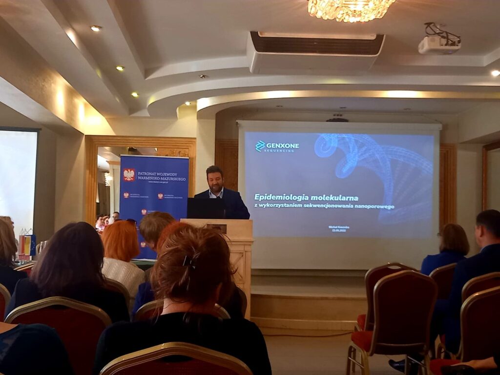 prezes genXone - MIchał Kaszuba na konferencji w Piszu opowiada o mozliwościach, jakie daje technologia nanoporowa w sekwencjonowaniu na potrzeby badań epidemiologicznych